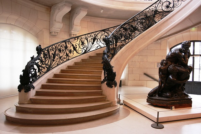 staré luxusní schodiště